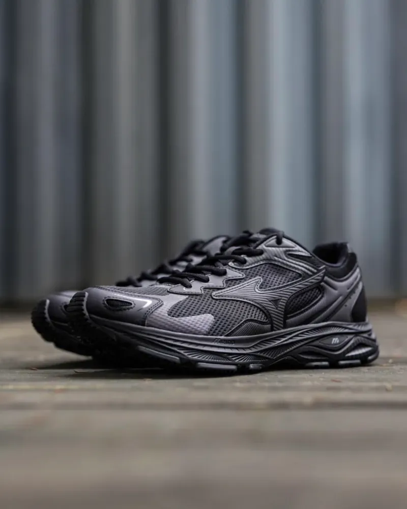 Mizuno Racer S "Black"