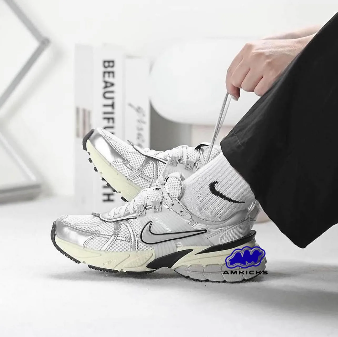V2K Run "Summit White Metallic Silver"
