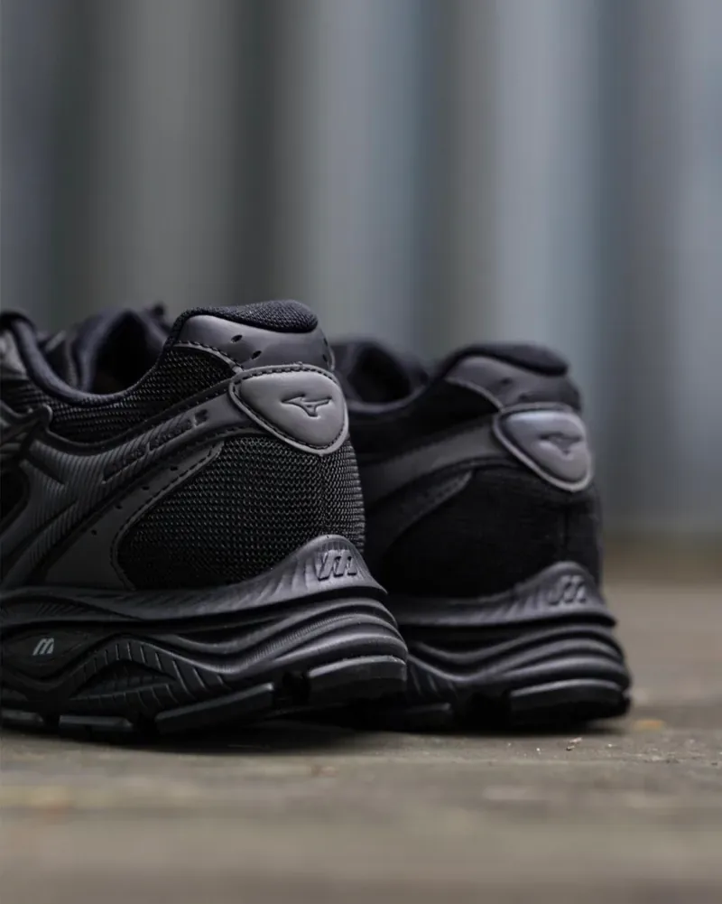 Mizuno Racer S "Black"