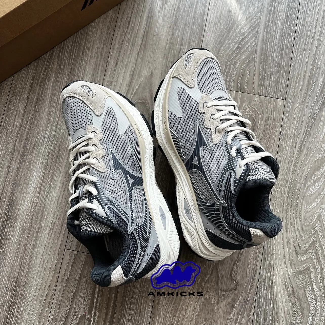 Mizuno-Racer S "Silver Grey"