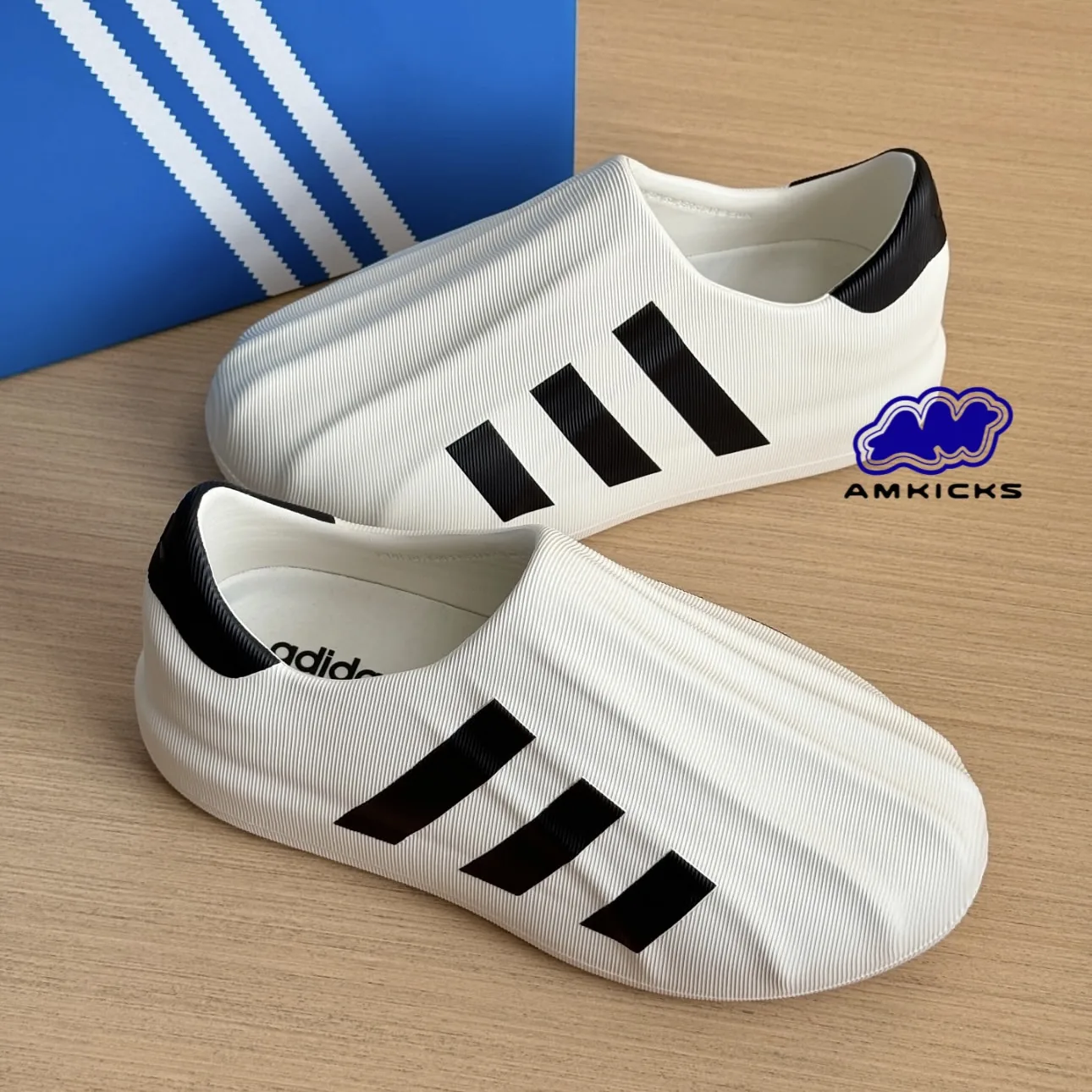 adiFOM Superstar White Black