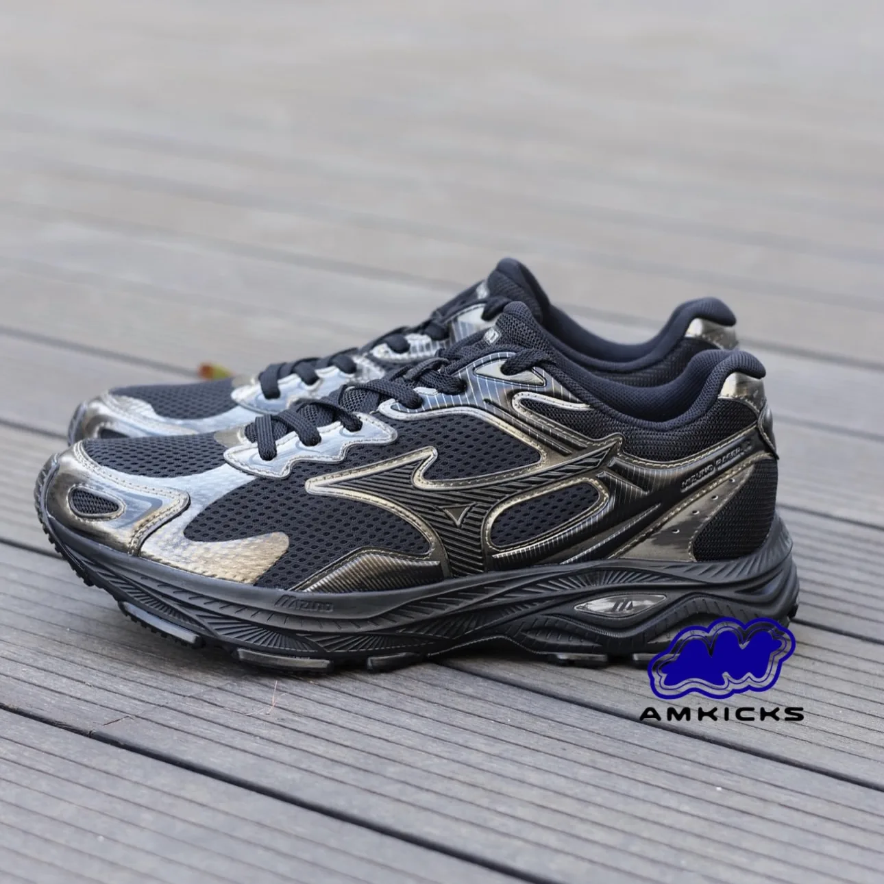 Mizuno Racer S "Black Silver"
