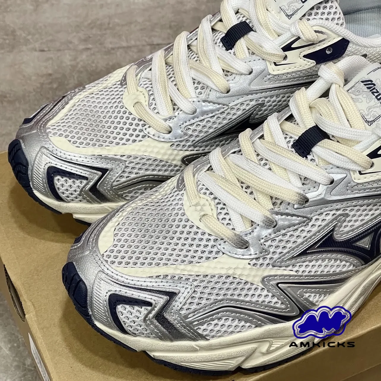 Mizuno ADVENTURE V2 "Dust Cream Silver"