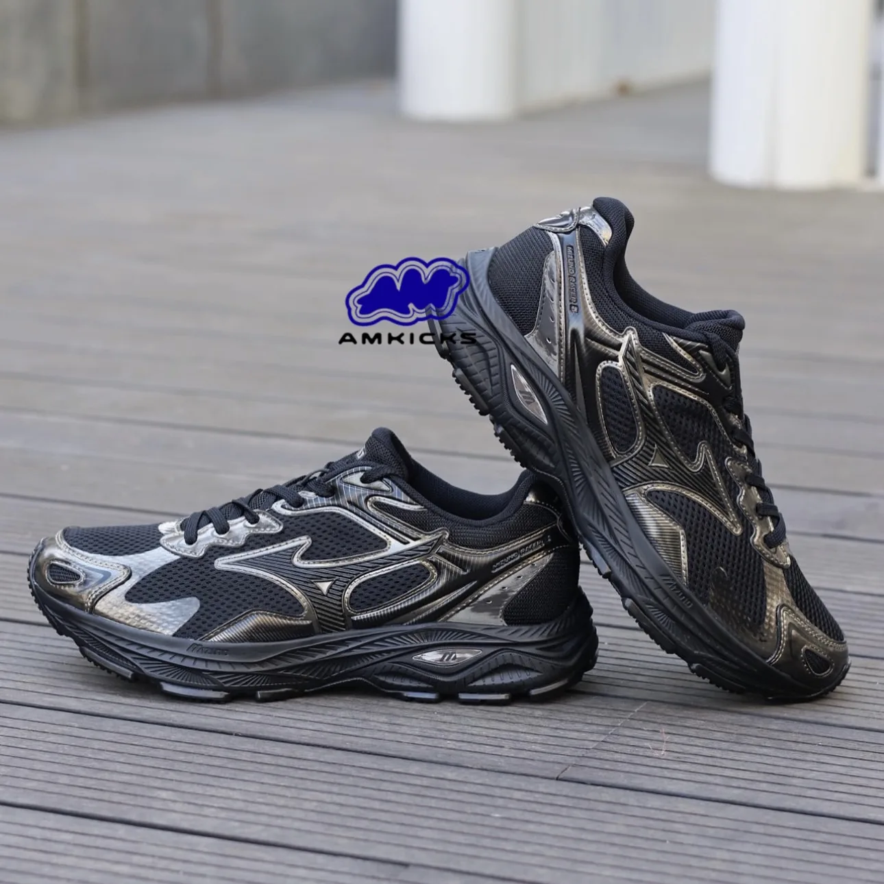 Mizuno Racer S "Black Silver"