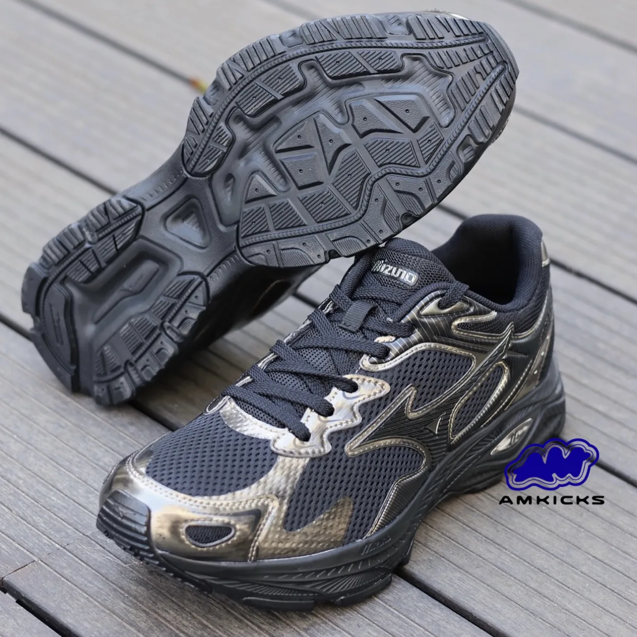 Mizuno Racer S "Black Silver"