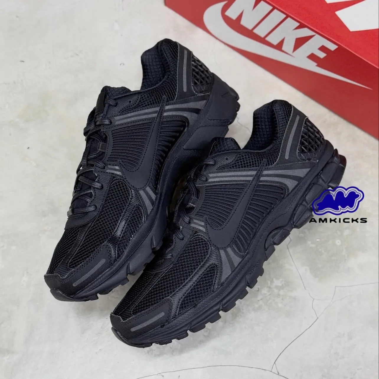 Nike Zoom Vomero 5 "Triple Black"
