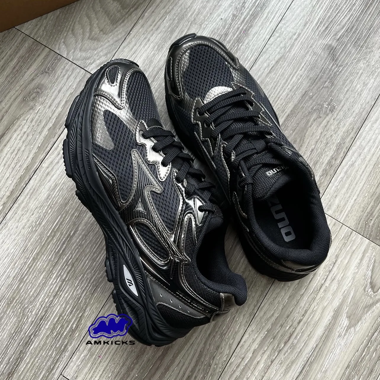 Mizuno Racer S "Black Silver"