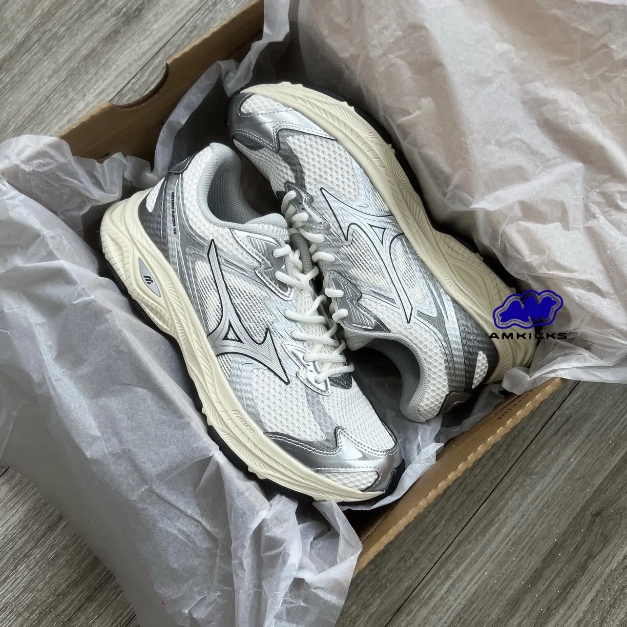 Mizuno Racer S V2 "Cream Silver"