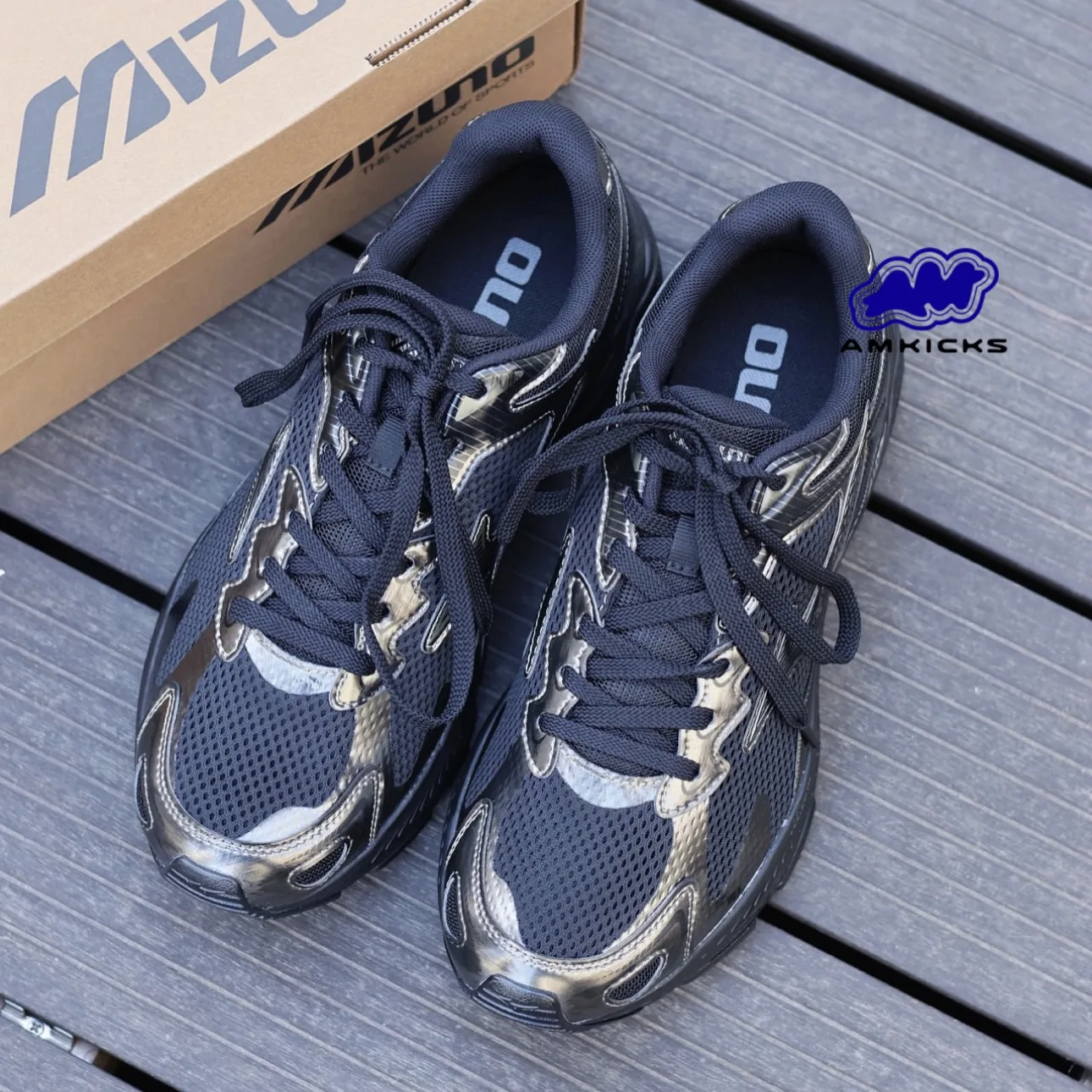 Mizuno Racer S "Black Silver"