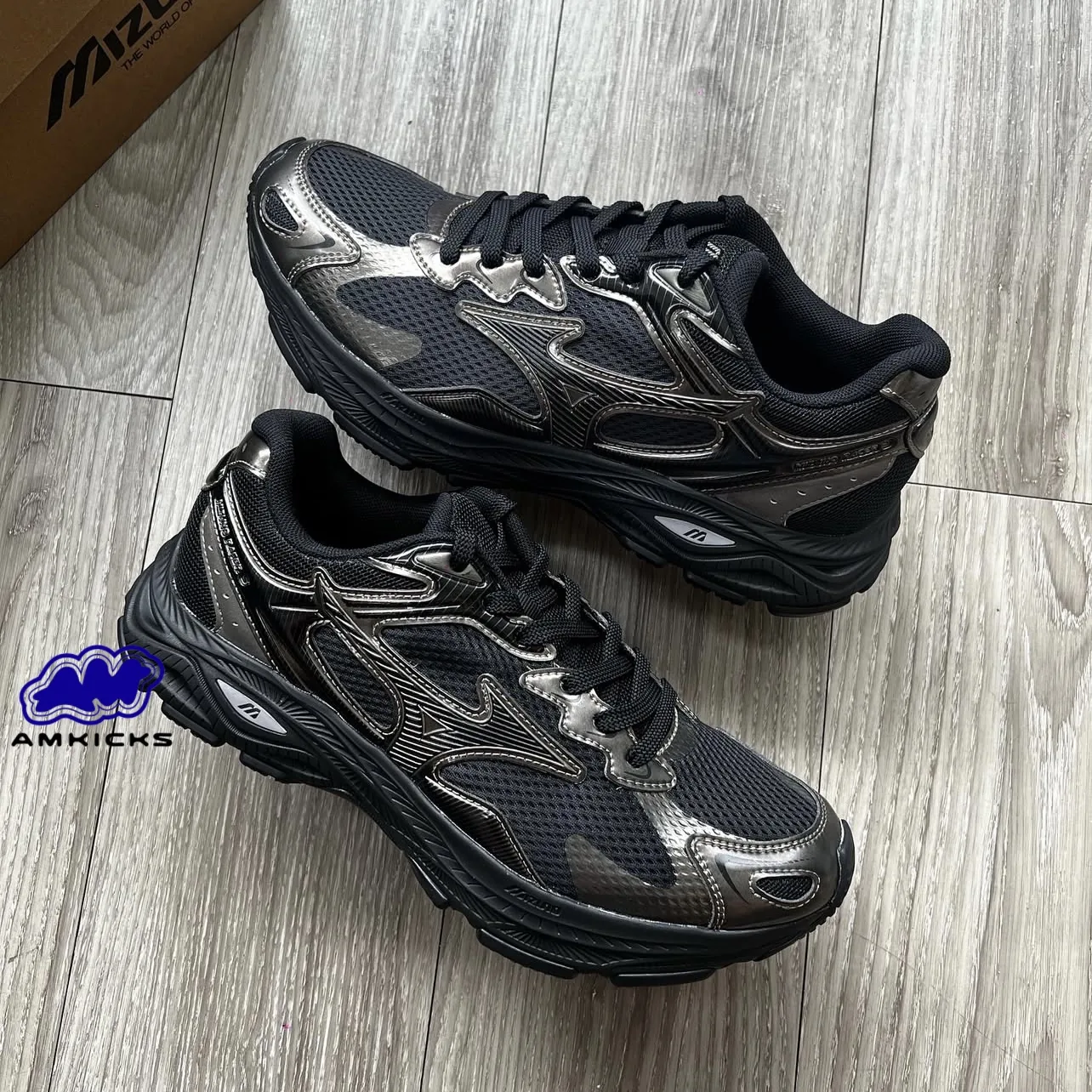 Mizuno Racer S "Black Silver"