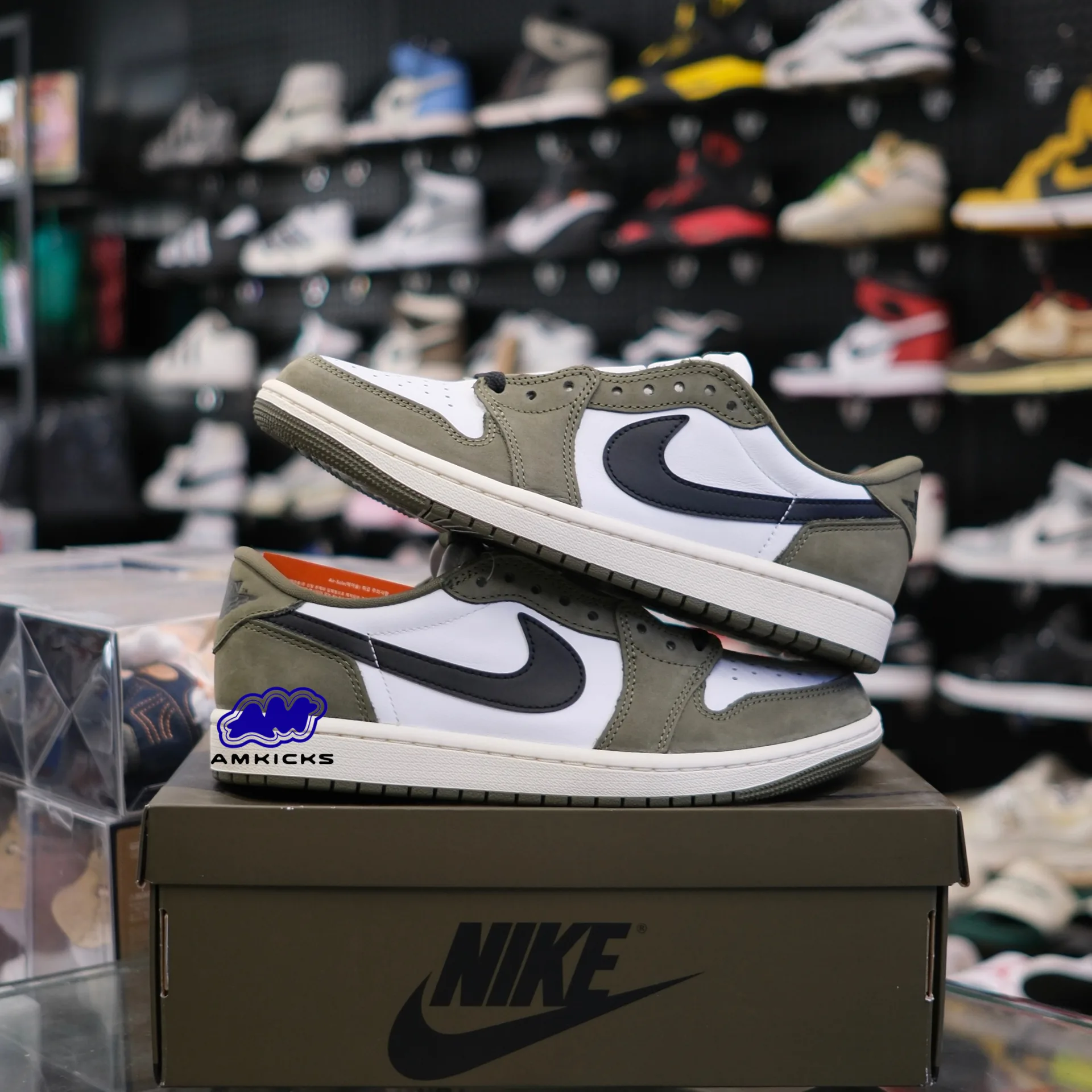 Jordan 1 Retro Low "Medium Olive Summit White Sail Black"
