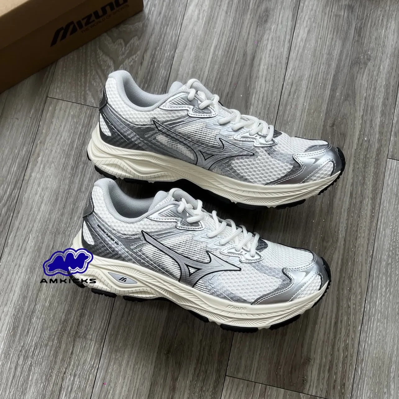 Mizuno Racer S V2 "Cream Silver"