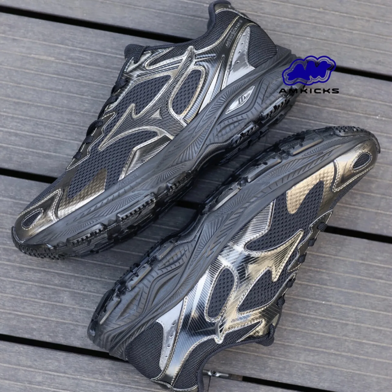 Mizuno Racer S "Black Silver"