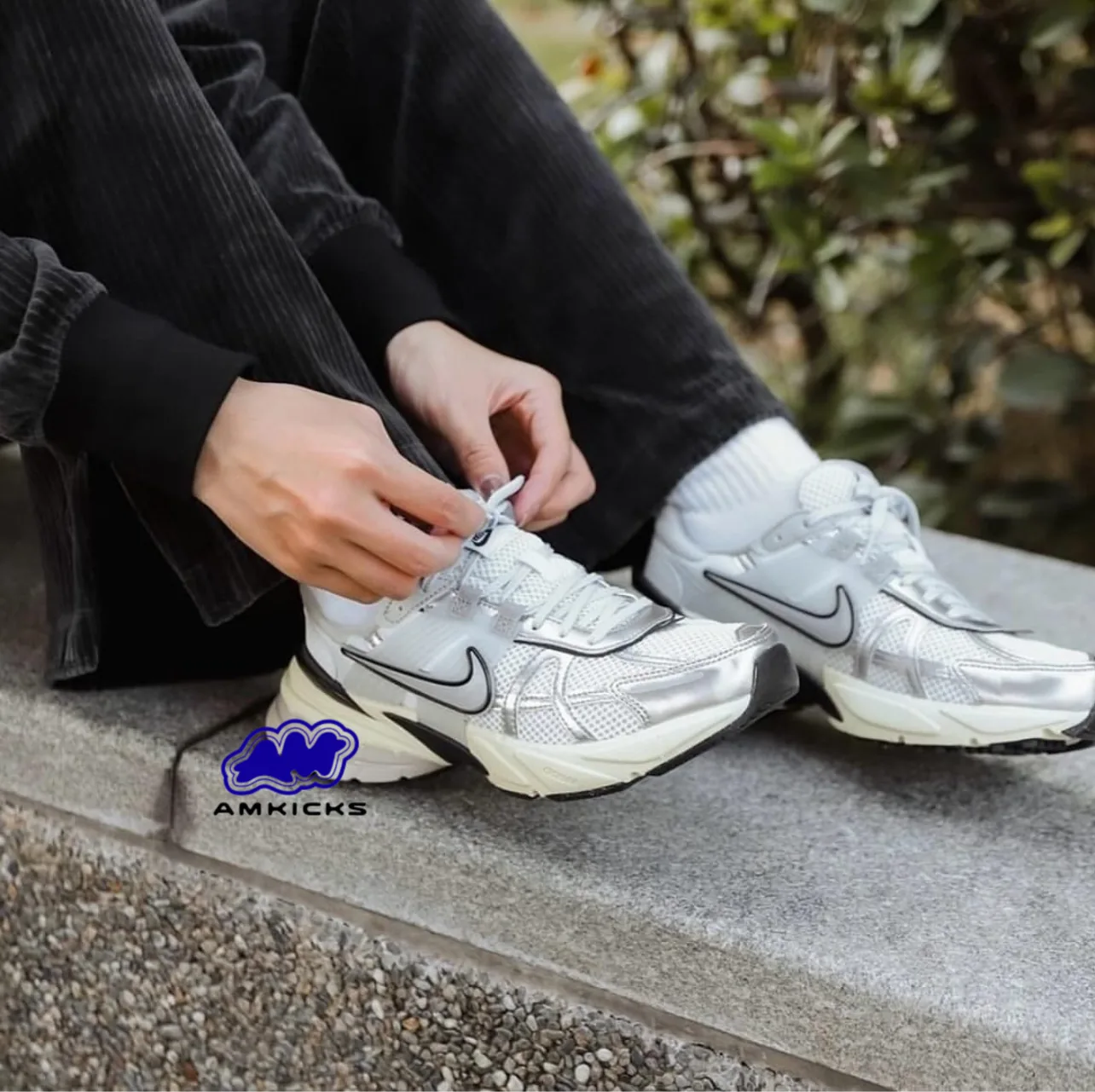 V2K Run "Summit White Metallic Silver"