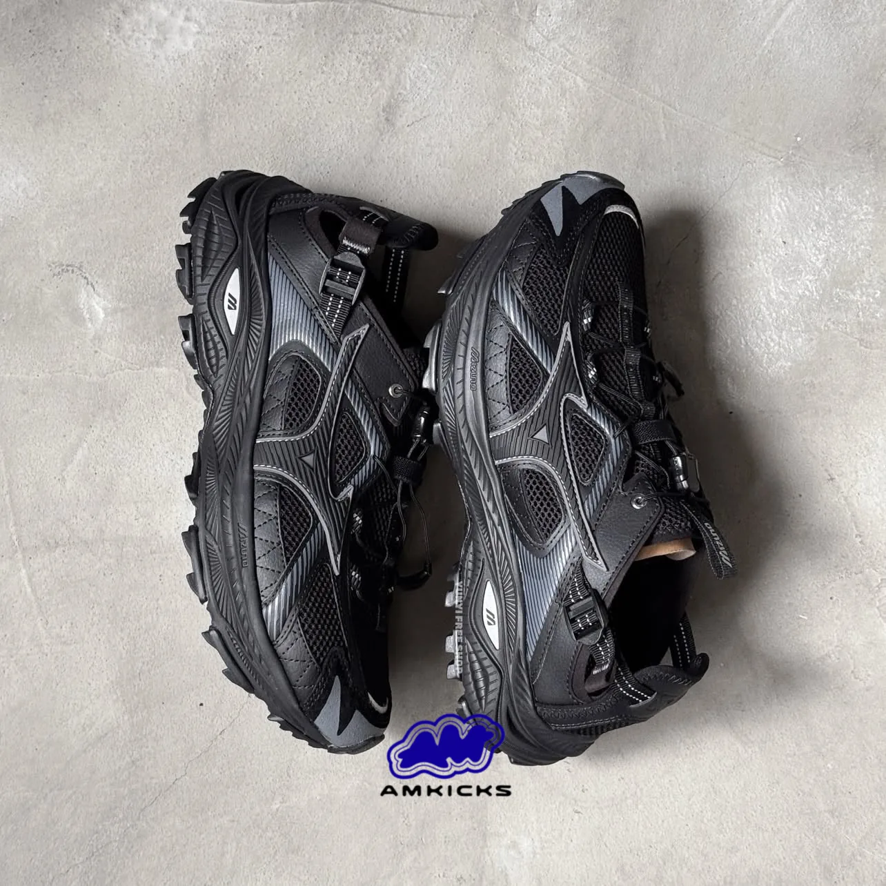 Mizuno Racer Trail SE "Triple Black"