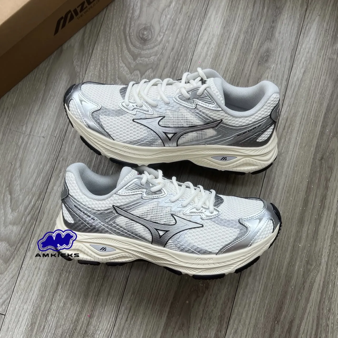Mizuno Racer S V2 "Cream Silver"