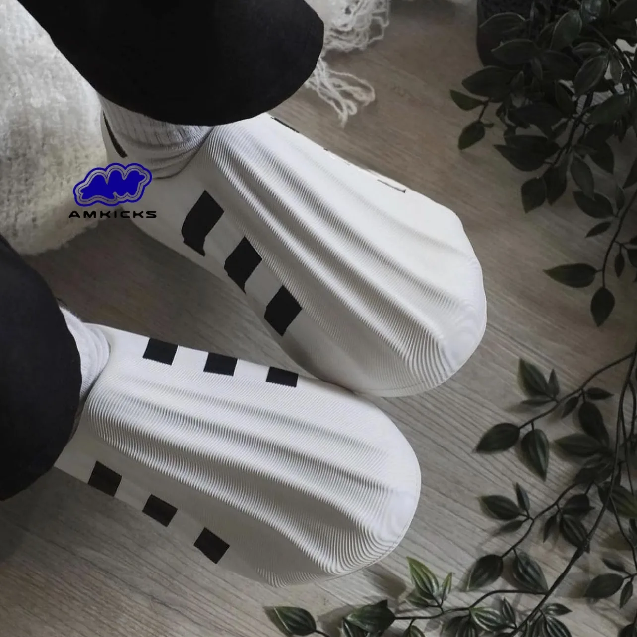 adiFOM Superstar White Black